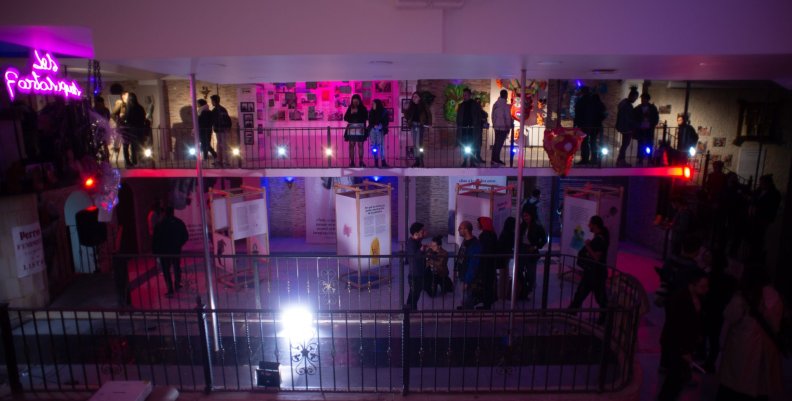 Noche de Museos Pasillo de museo iluminado de morado
