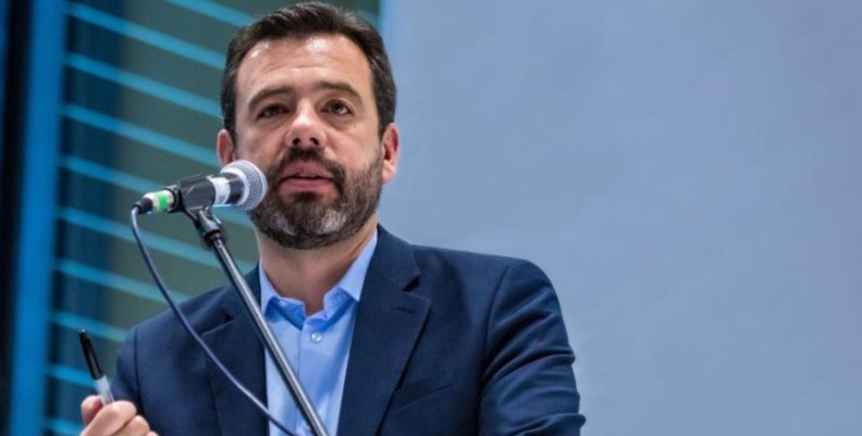 Chingaza Alcalde Galán hablándole a un micrófono