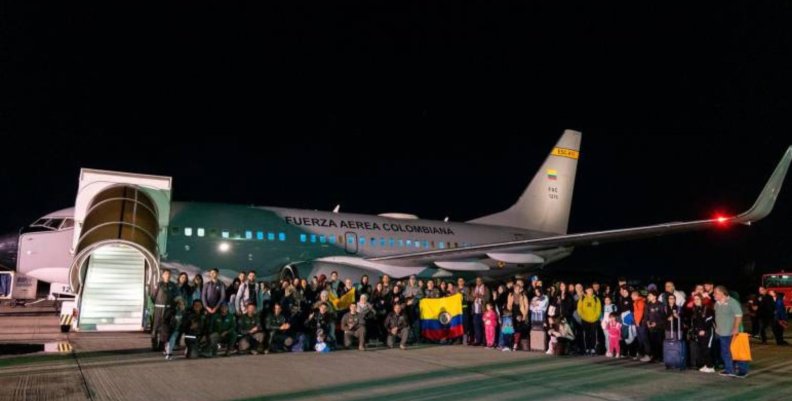 Vuelo humanitario 105 personas al frente de un avión