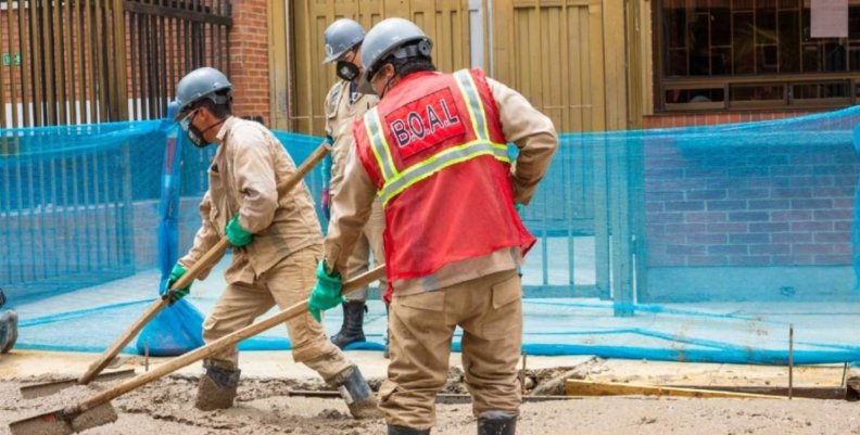 Desempleo Trabajadores con palas en las manos