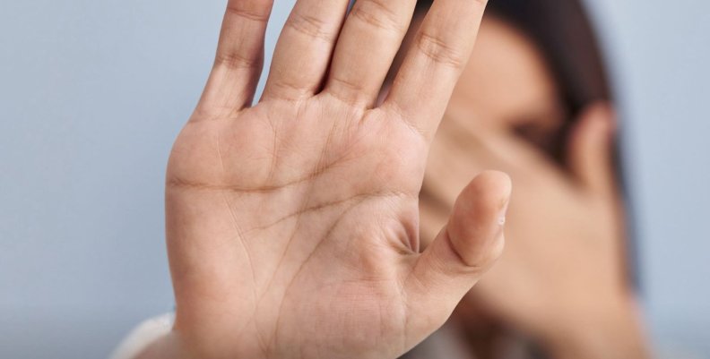 Delitos sexuales Mujer cubriéndose la cara con su mano