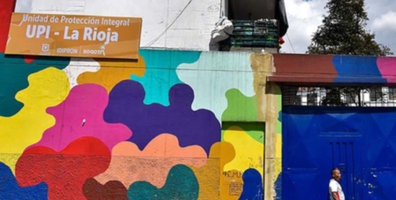 Emberá Fachada de un edificio. Tienen manchas de colores pintadas en la entrada