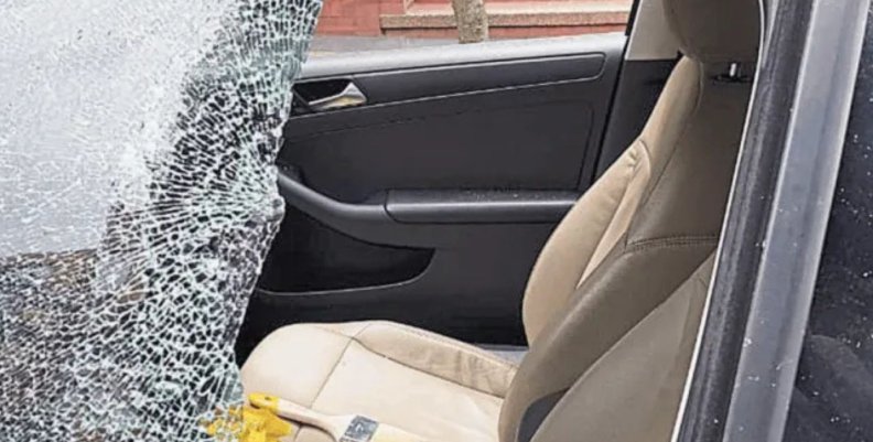 Rompe vidrios Ventada de un carro rota