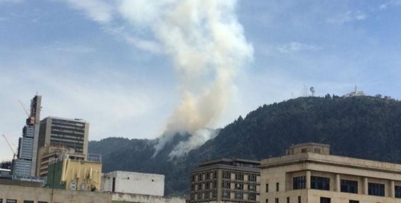 Incendios en Bogotá Un cerro prendido llamas