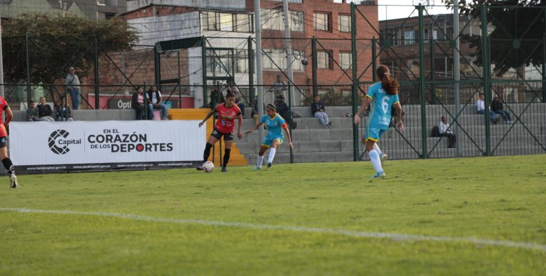Copa Nottingham Dos mujeres con uniformes de fútbol disputando un balón