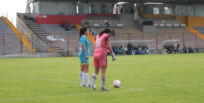 Copa Nottingham Dos mujeres con uniformes de fútbol en una cancha de fútbol