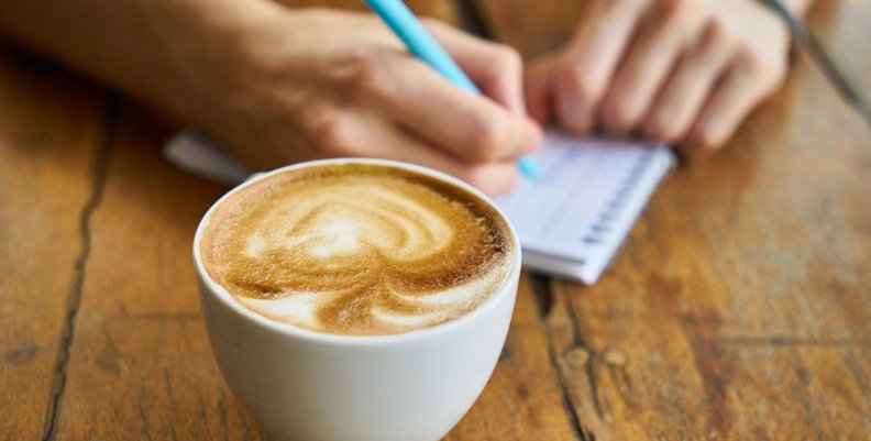 Café con fe Una tasa de café sobre una mesa de madera
