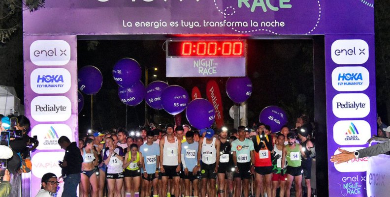 Enel X Night Race 10K 2025 Pista de salida con un arco morado arriba