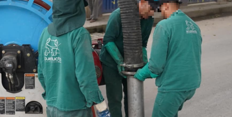 Tres hombres con uniformes verdes