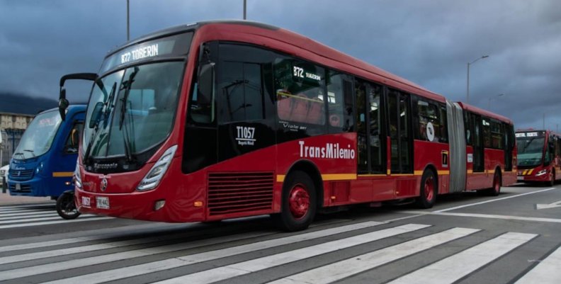 TransMilenio Bus rojo de TransMilenio sobre la calle