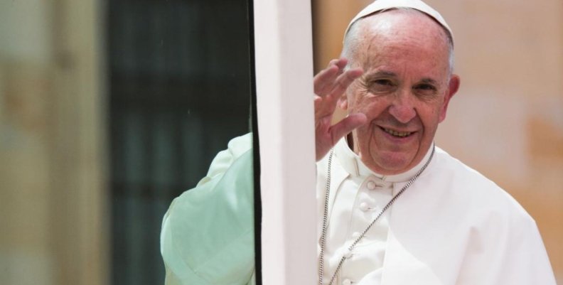 Papa Francisco Hombre vestido de blanco saludando a las personas
