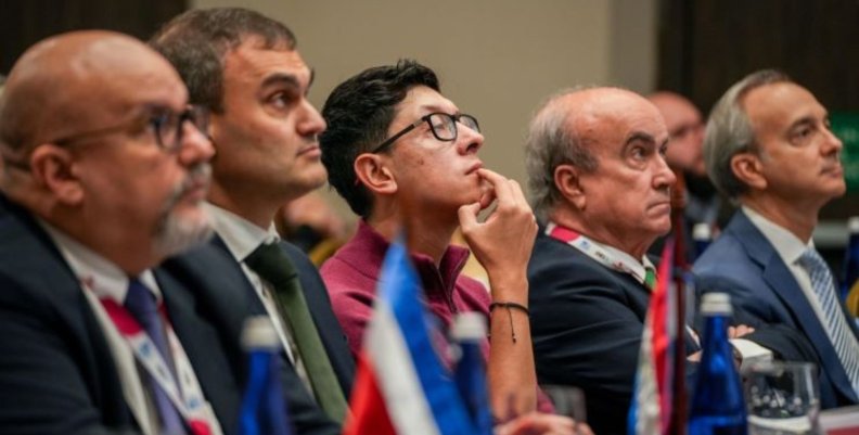 Unesco Cinco hombres sentados mirando fijamente hacia el frente