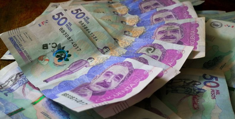 Inflación Mesa con billetes de 50 mil pesos colombianos