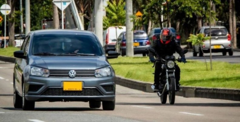 Impuesto vehicular Un carro y una moto rodando en una calle