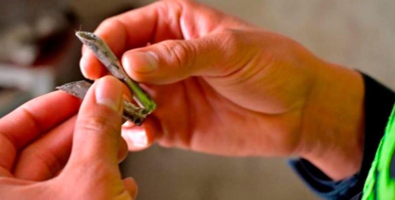 Pincha llantas Unas manos sosteniendo un objeto puntiagudo metálico
