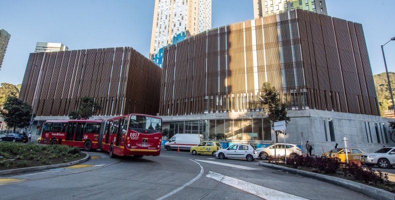 Cinemateca de Bogotá Edifico café al frente de una calle