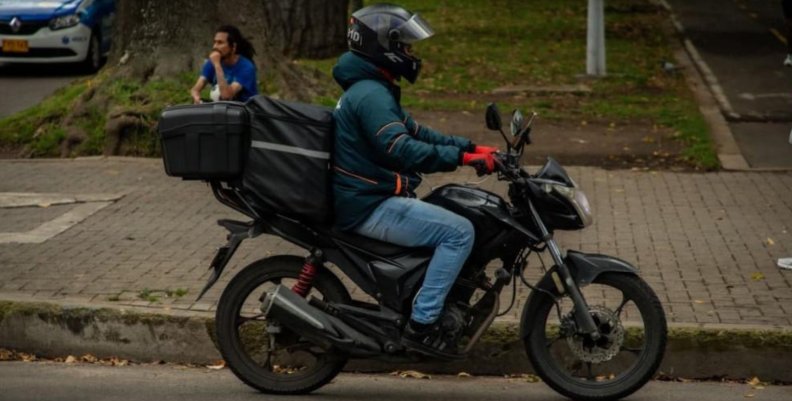 Mototrabajadores Un hombre sobre una moto negra