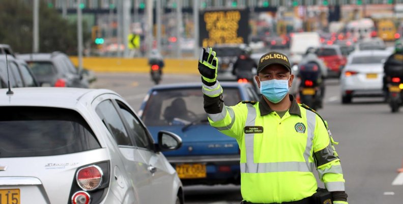 Plan éxodo de Bogotá Un policía vestido de verde