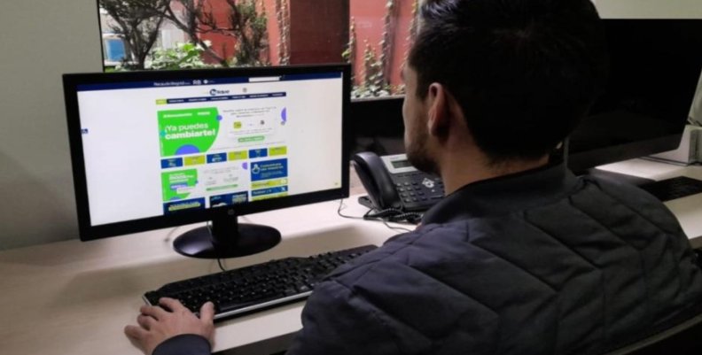 Tarjeta TuLlave Un hombre sentado frente a un computador