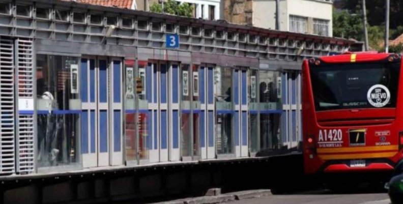 TransMilenio Estación de transMilenio por dentro un pacillo con piso metálico y puertas de cristal a los lados