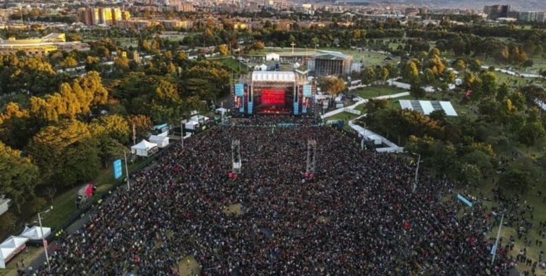 Rock al Parque Una tarima para conciertos con público al frente