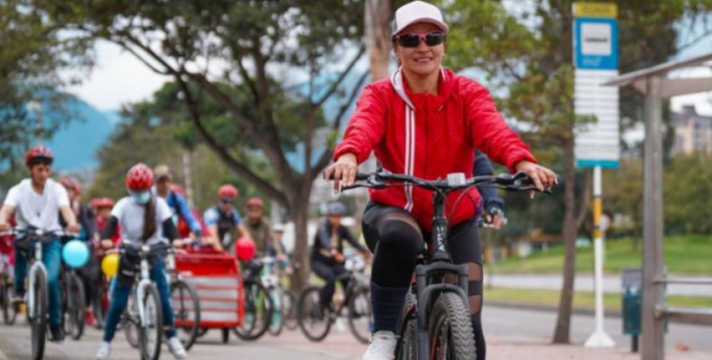 Ciclovía de Bogotá Una mujer montando bicicleta