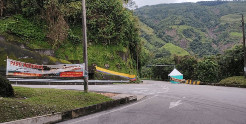 Vía al Llano Una carretera con montañas a los lados