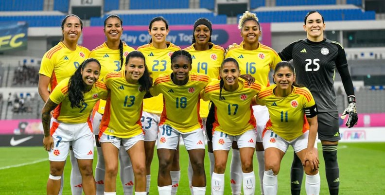11 mujeres con uniformes de fútbol amarillos