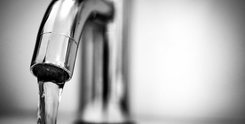 Grifo de agua abierto 