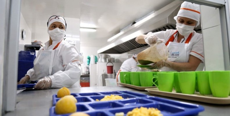PAE Cocineras sirviendo comida en bandejas de plástico