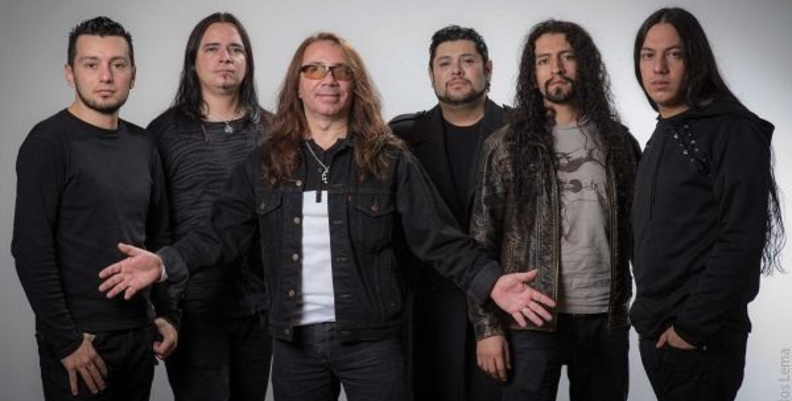 Kraken Cuatro hombres vestidos de negro al frente de un fondo gris