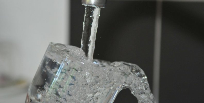 Agua Agua potable saliendo de un grifo