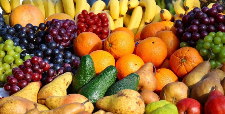 FILBo Diferentes frutas: uvas, bananos, peras, manzanas, etc.