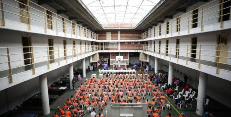 Cárceles Reclusos en el patio de una cárcel