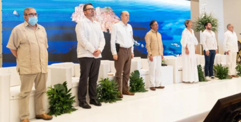 Los firmantes del Acuerdo de Paz con las Farc vestidos con ropa blanca