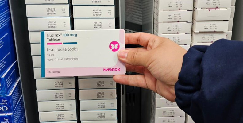 Una mano sosteniendo una caja de medicamentos