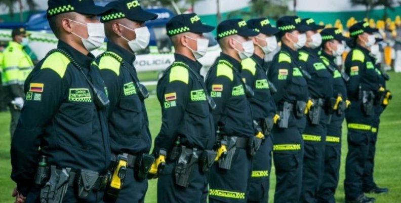 Seguridad Oficiales de Policía con uniforme azul y verde