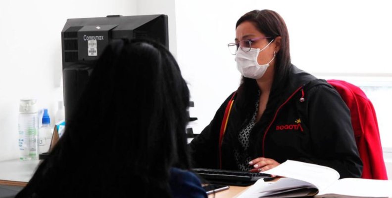 Violencia intrafamiliar Mujer con tapabocas frente a un computador