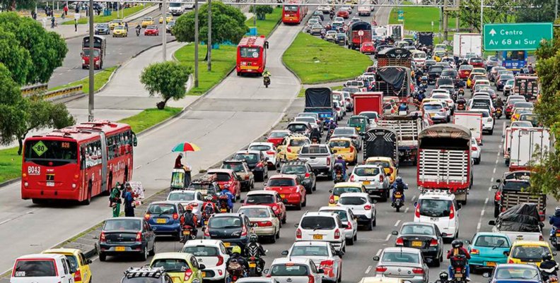 Trancones Vía congestionada con automóviles y buses