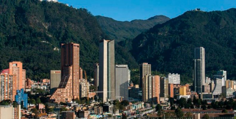 Bogotá D.C. | Fotografía tomada del IDPC. Edificios, rascacielos y casas en una vista panorámica. Una montaña grande atrás.