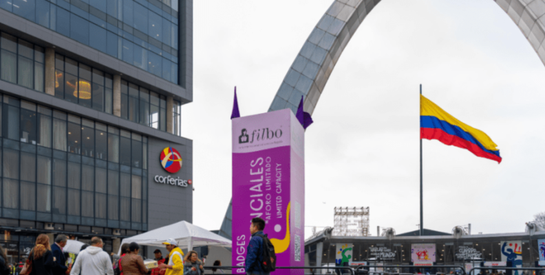 Arco de acero al frente de una taquilla de entradas