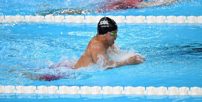 Nelson Crispín Nadador dentro de una piscina