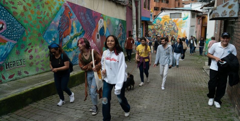 Secretaría de Cultura Mujeres caminando en una pasillo con funcionarios de la Secretaría de Cultura