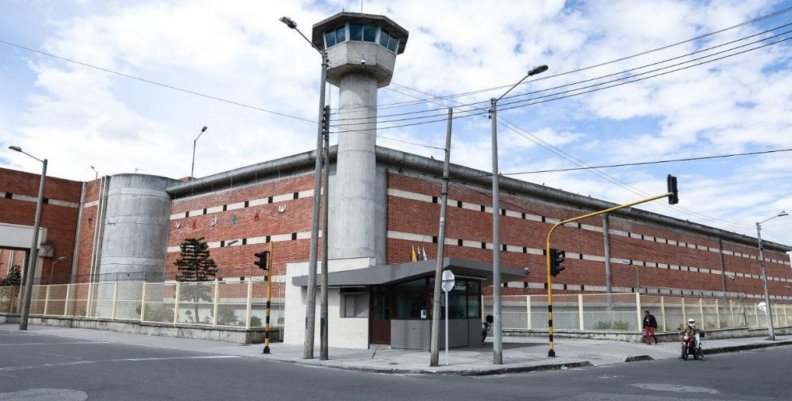 Cárcel de Bogotá Cárcel de ladrillos, con rejas metálicas y un torreón en el centro