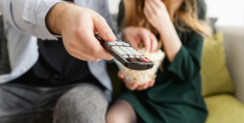 Televisión. Hombre con un control de televisor en la mano