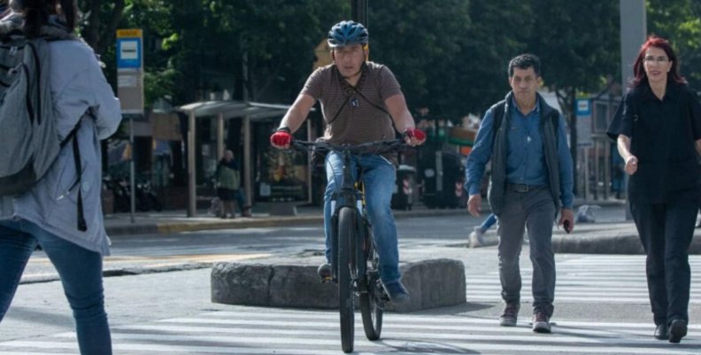 Ciclista Ciclista transitando por una calle de Bogotá