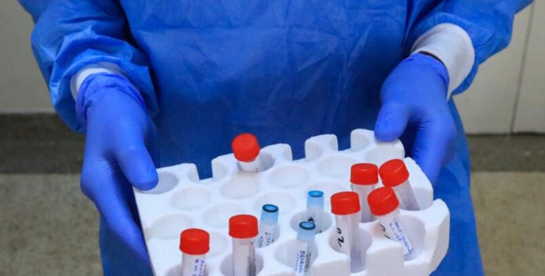 Vacunas Personal de salud sostiene una caja con varias vacunas