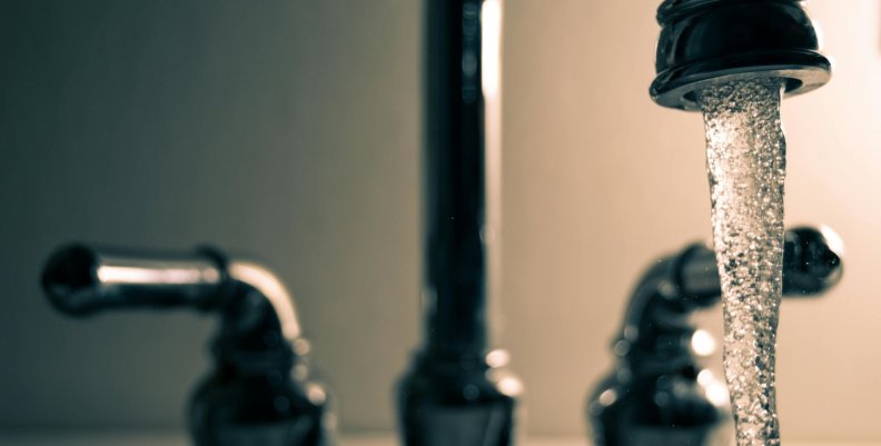 Llave de agua Agua saliendo de una llave
