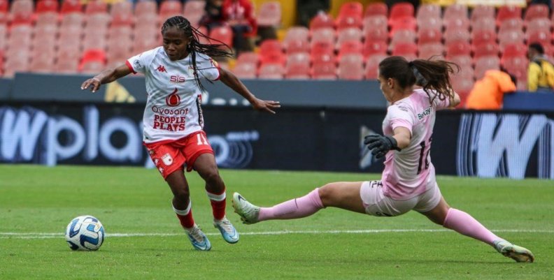 Santa Fe Femenina Imagen de una jugadora de Santa Fe contra una portera rival en la Copa Libertadores Femenina 2023