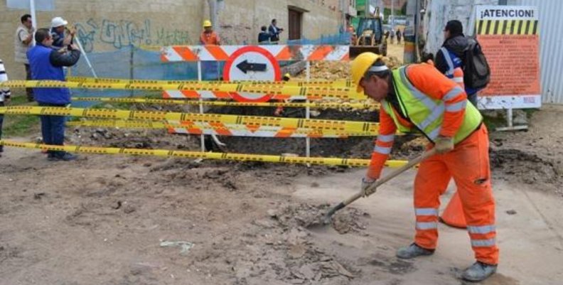 Malla vial de Bogotá Maestros de obra trabajando en la malla vial de Bogotá